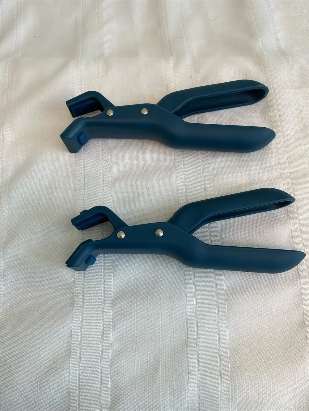 Cool Grippers heat resistant kitchen tongs lift remove hot bowls bakeware